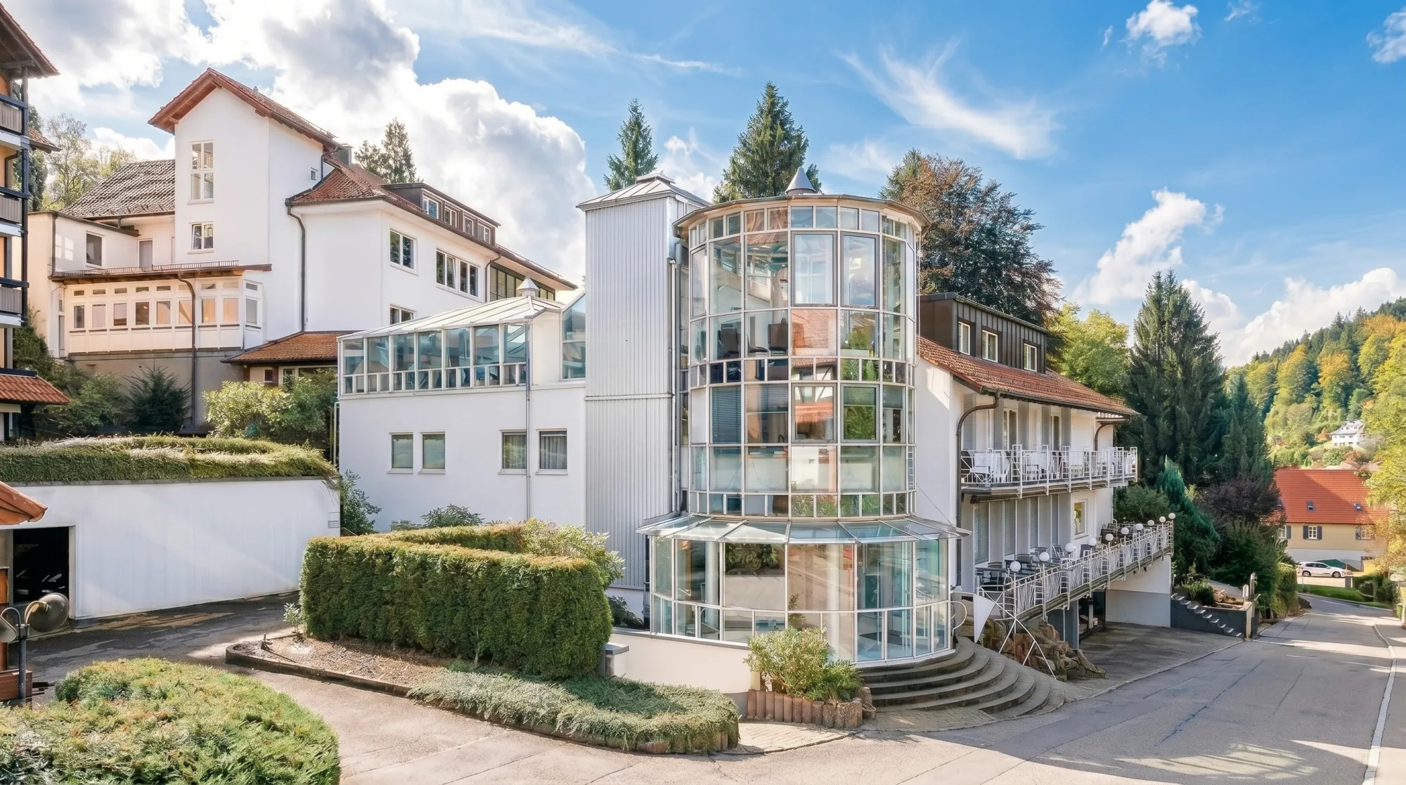 Gebäude der Sanima Klinik am Mayenberg mit verglastem Wintergarten-Turm in Bad Herrenalb