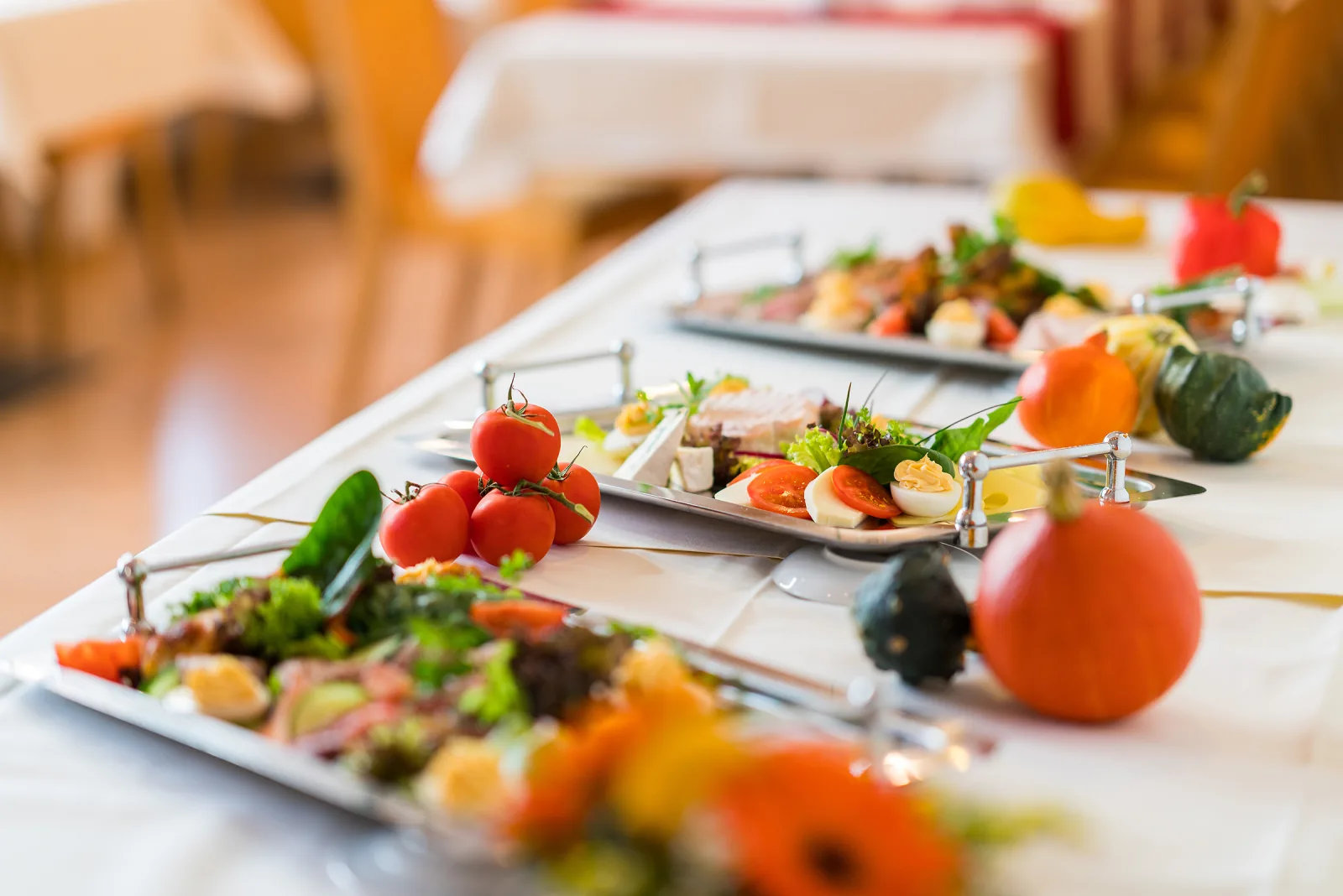 Frisch angerichtetes Buffet mit regionalen Speisen im Speisesaal der Sanima Klinik am Mayenberg