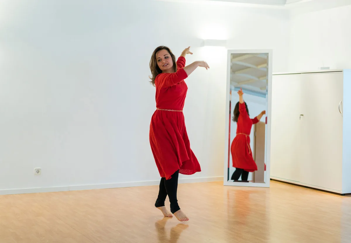 Tanztherapie: freie Bewegung vor dem Spiegel