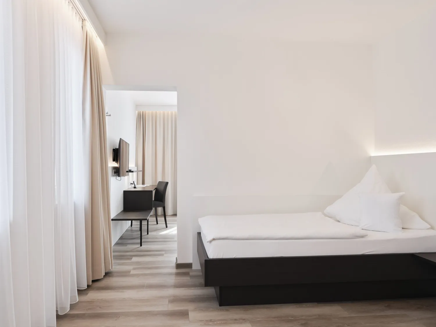 Ruhiges Patientenzimmer mit Bett am Fenster